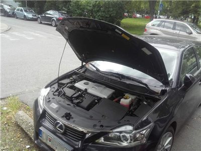 vybita autobateria zamknute auto