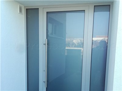otvorenie hlinikovych dveri na rodinnom dome