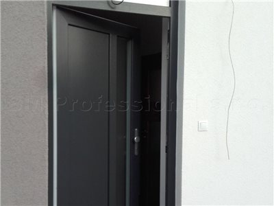 zabuchnute plastove dvere