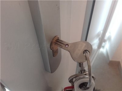 zabuchnute kluce vo dverach