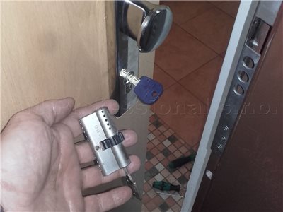 vymena zamku na bezpecnostnych dverach