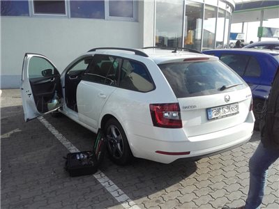 Zabuchnuté kľúče v aute Škoda Octavia