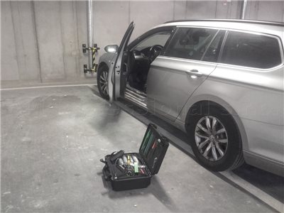 Zabuchnuté dvere na aute VW Pasat