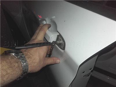 Zamknuté kľúče v aute BMW